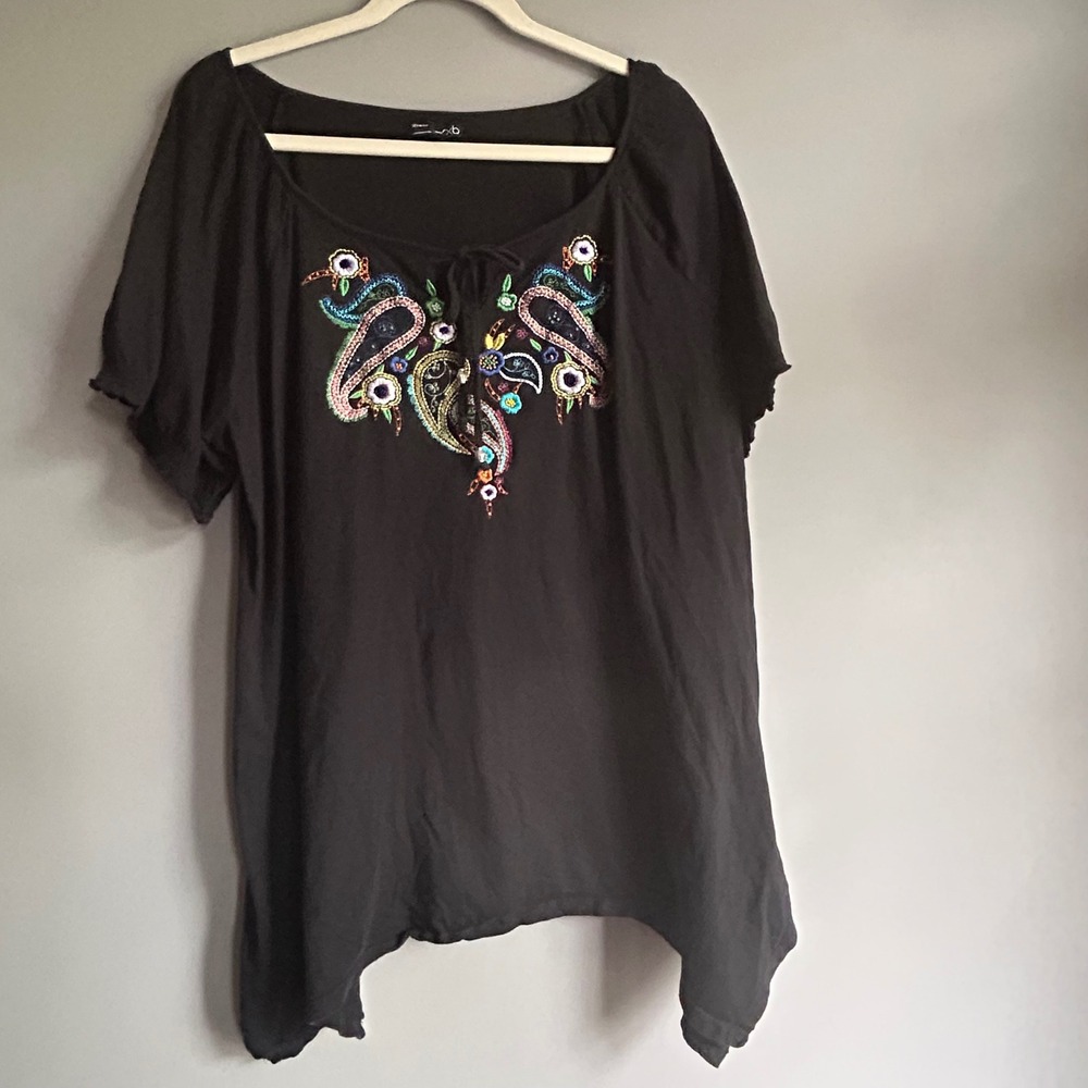 RXB Woman Black Embroidered Beaded Paisley Sequin Sharkbite Hem Cotton Top 3X